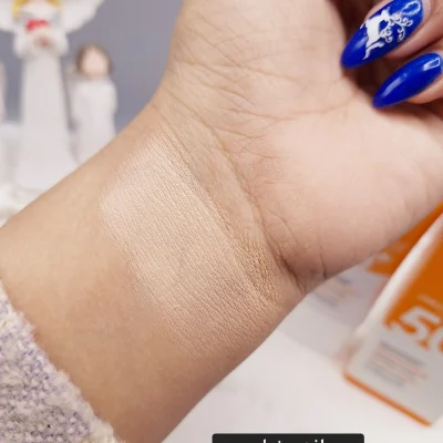 ضد آفتاب استی لایت رنگی SPF 50 غنی شده با آلوئه ورا