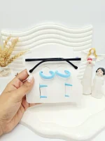 ست عینک و کش و گیره بچگانه طرح استیکر کارتونی ( مدل عینک اپل )